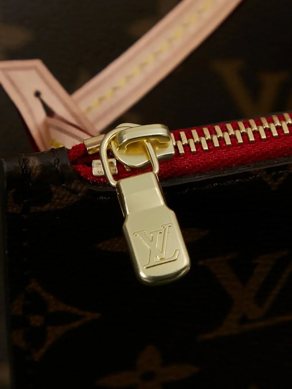Louis Vuitton. dimensions 32